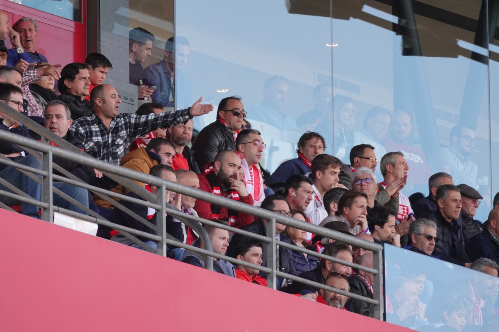 Echamos un vistazo a la grada para recopilar las mejores fotos de la afición. 