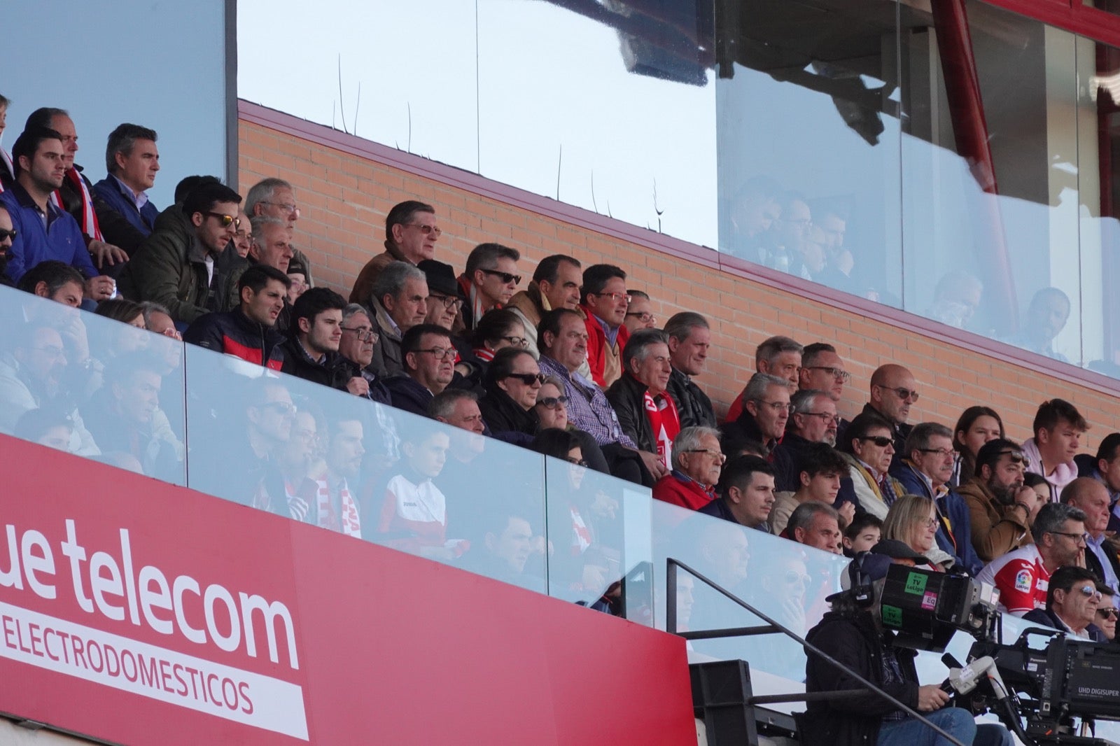 Echamos un vistazo a la grada para recopilar las mejores fotos de la afición. 