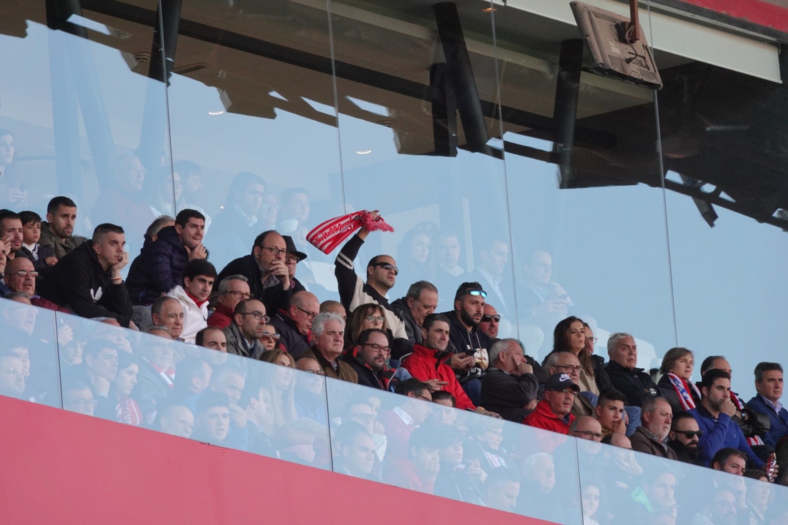 Echamos un vistazo a la grada para recopilar las mejores fotos de la afición. 