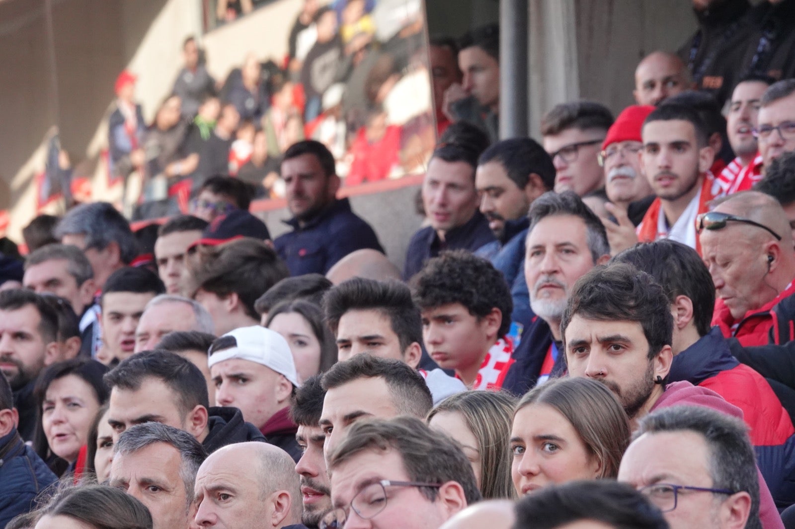 Echamos un vistazo a la grada para recopilar las mejores fotos de la afición. 