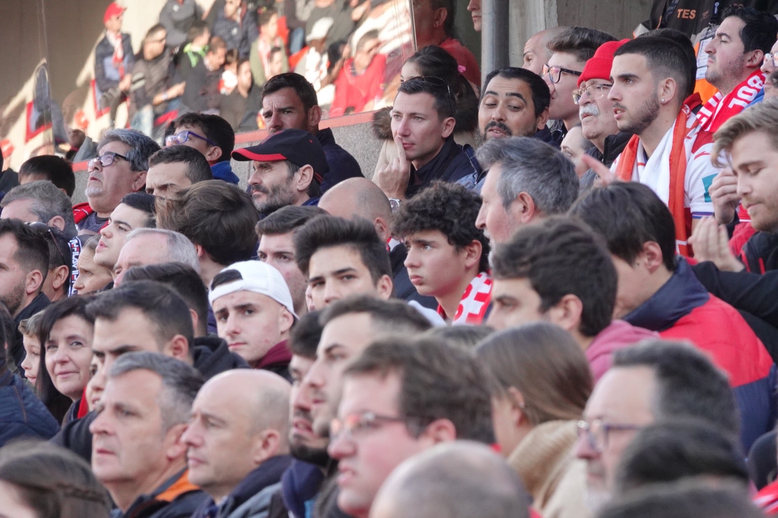 Echamos un vistazo a la grada para recopilar las mejores fotos de la afición. 