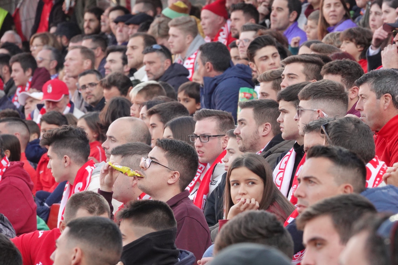 Echamos un vistazo a la grada para recopilar las mejores fotos de la afición. 