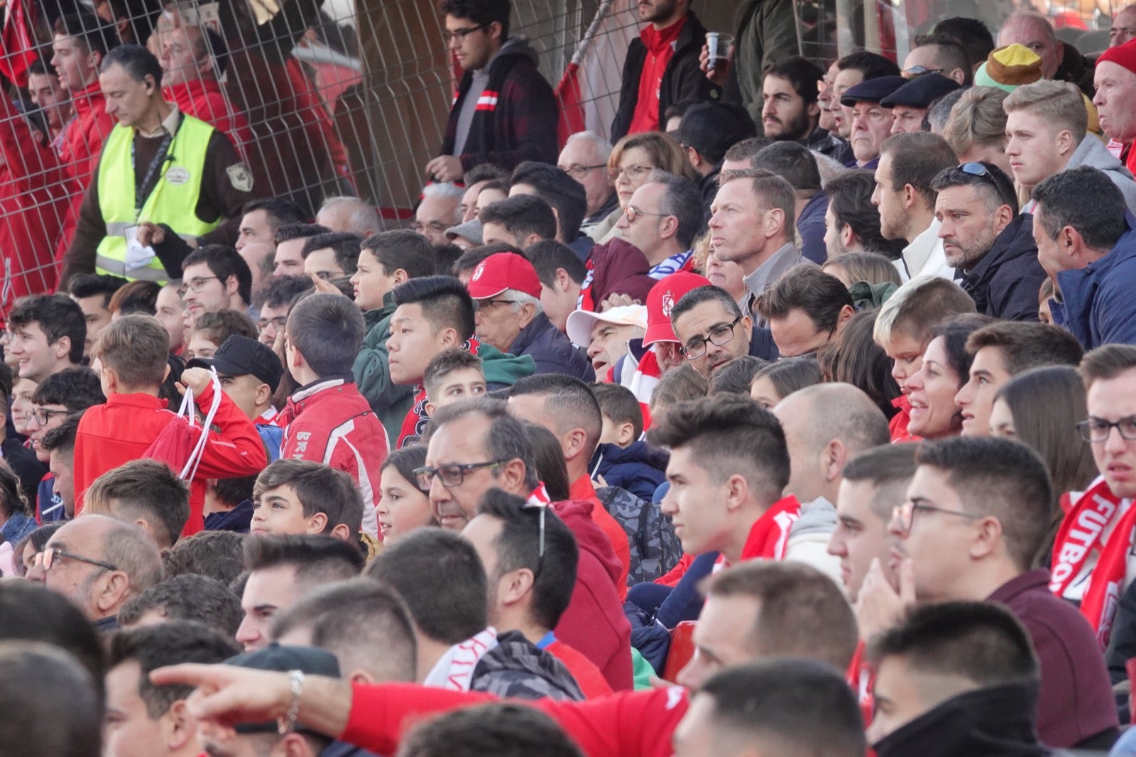 Echamos un vistazo a la grada para recopilar las mejores fotos de la afición. 