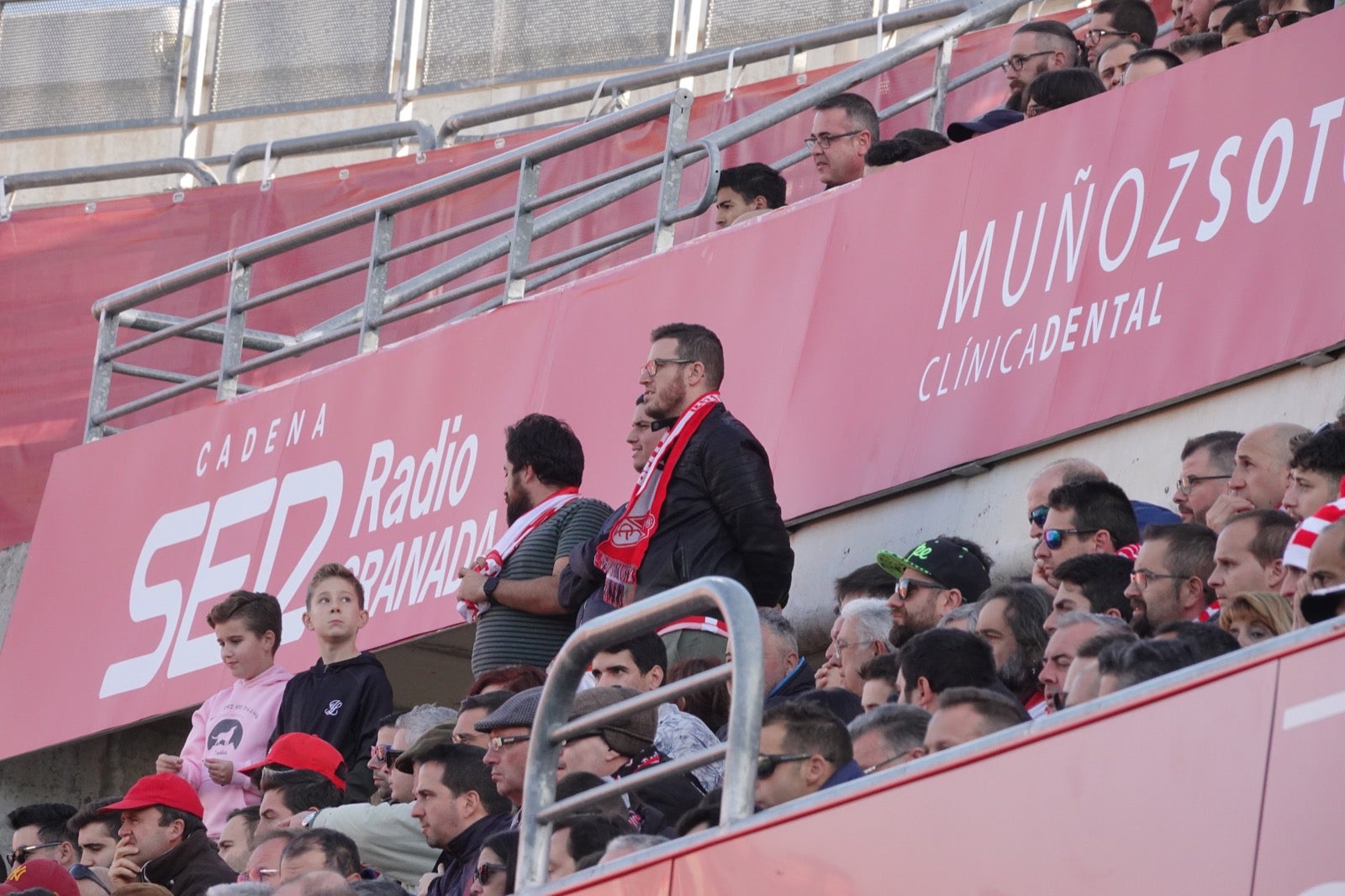 Echamos un vistazo a la grada para recopilar las mejores fotos de la afición. 