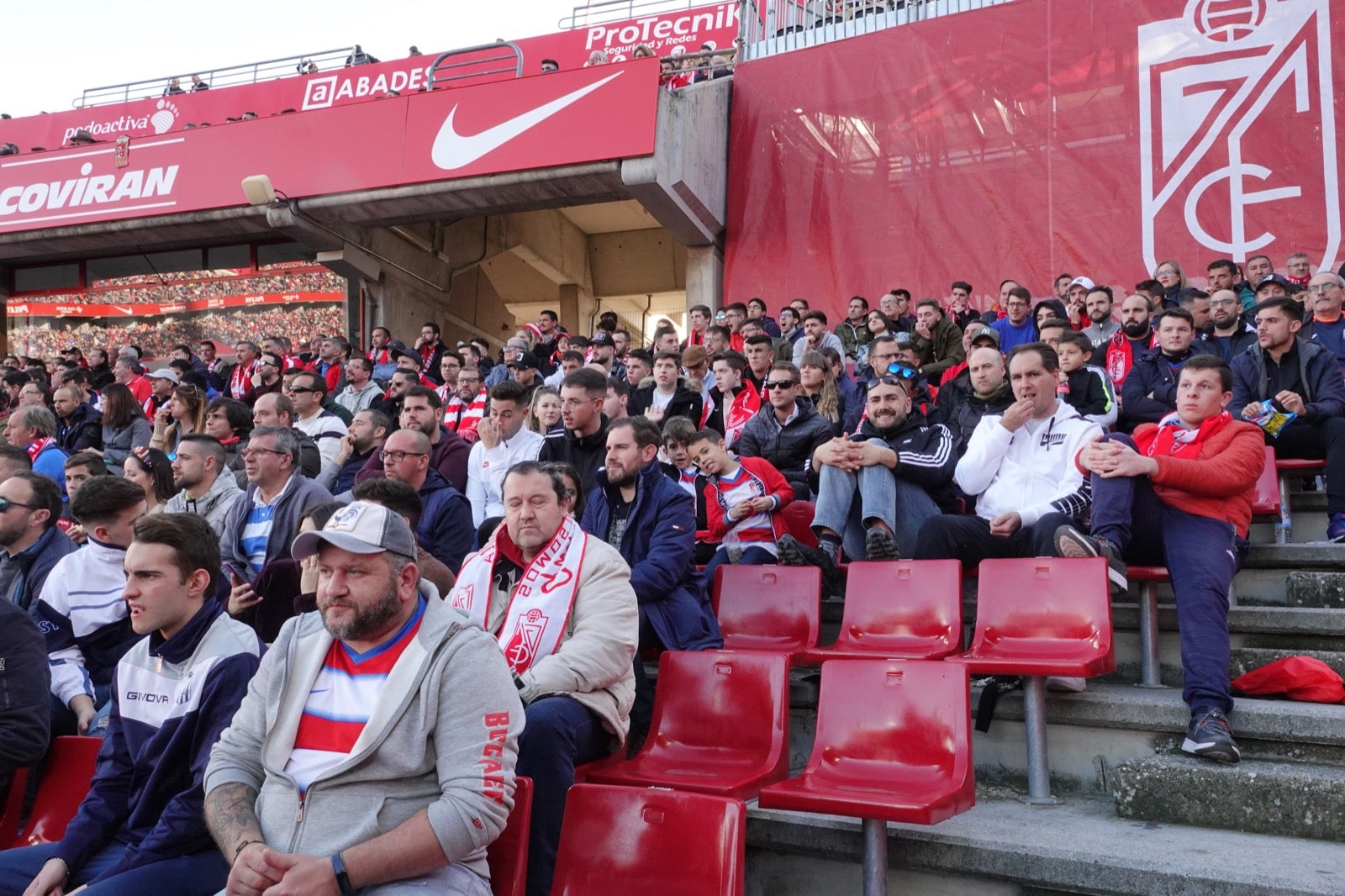 Echamos un vistazo a la grada para recopilar las mejores fotos de la afición. 