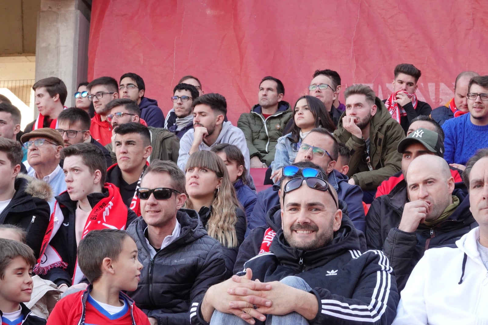 Echamos un vistazo a la grada para recopilar las mejores fotos de la afición. 