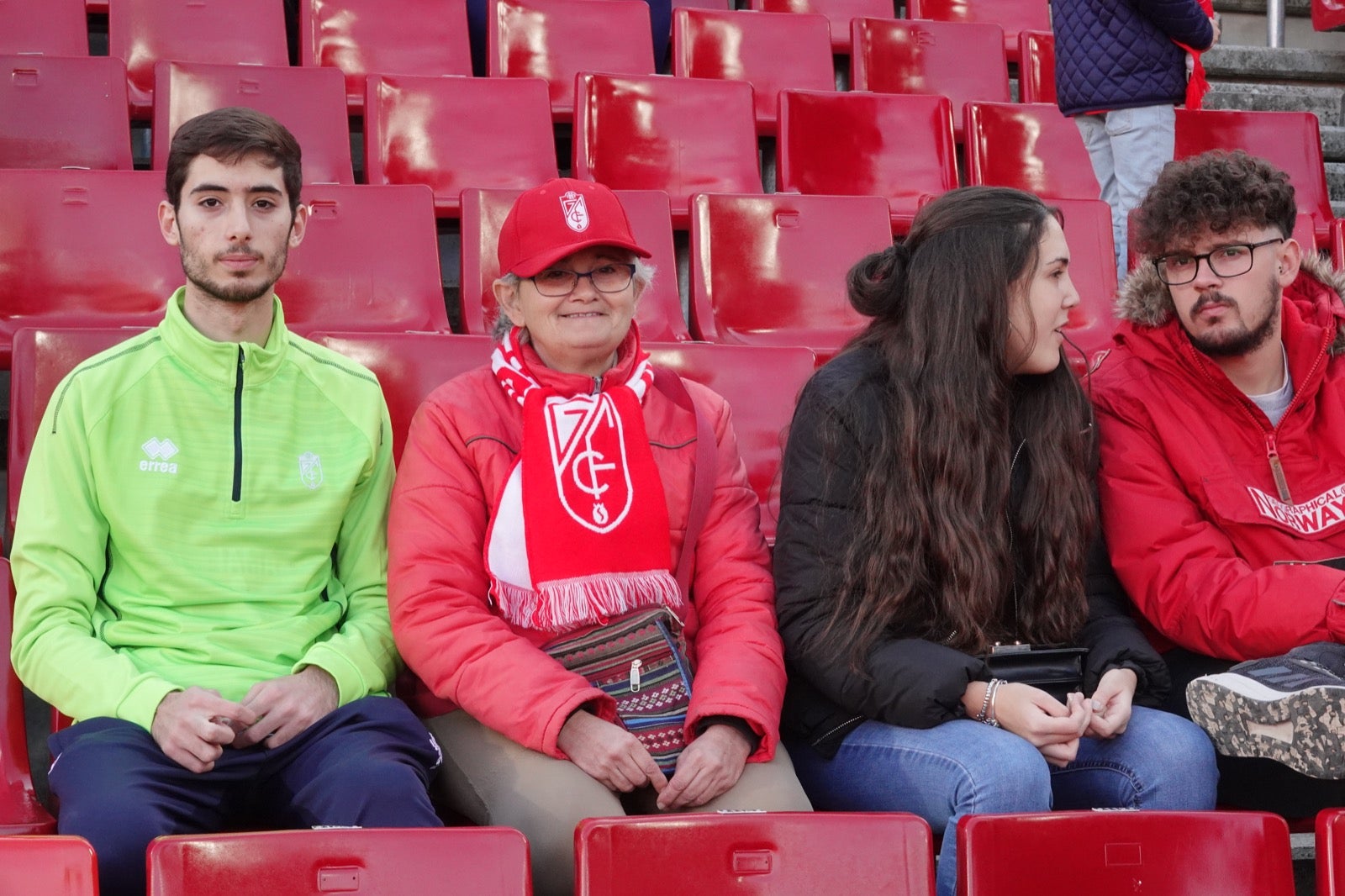 Echamos un vistazo a la grada para recopilar las mejores fotos de la afición. 