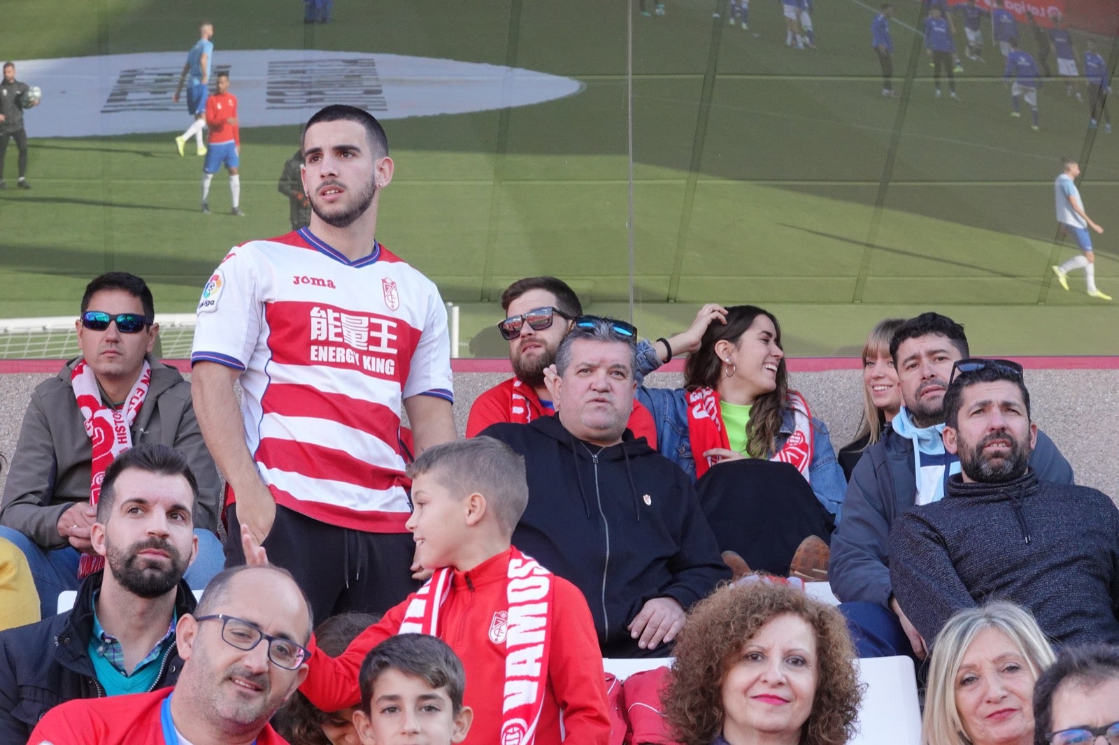 Echamos un vistazo a la grada para recopilar las mejores fotos de la afición. 