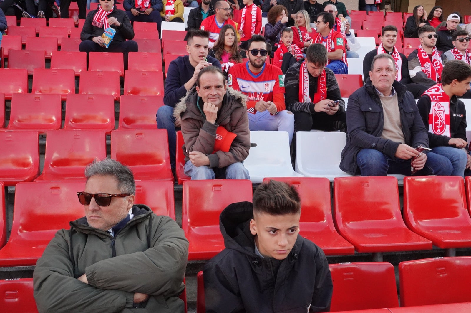 Echamos un vistazo a la grada para recopilar las mejores fotos de la afición. 