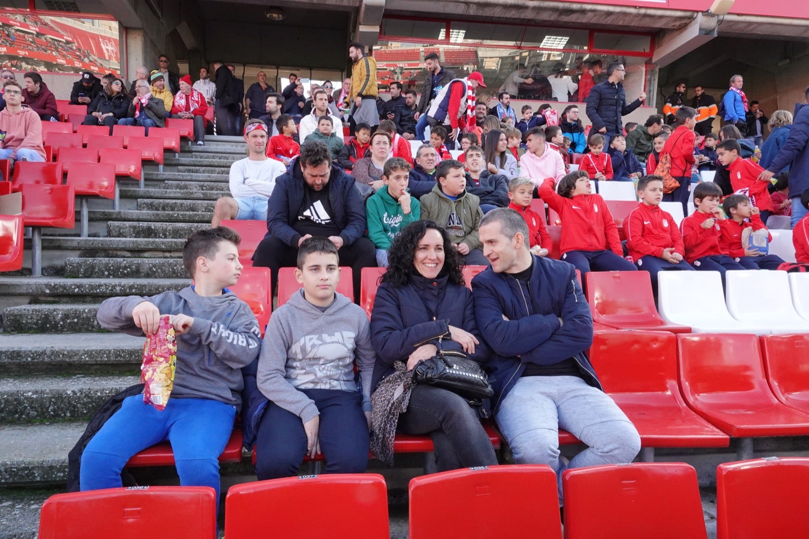 Echamos un vistazo a la grada para recopilar las mejores fotos de la afición. 