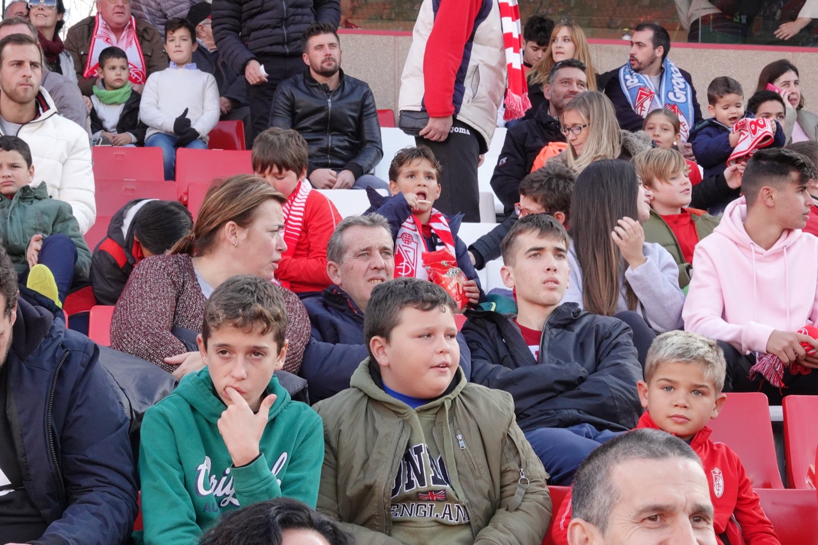 Echamos un vistazo a la grada para recopilar las mejores fotos de la afición. 