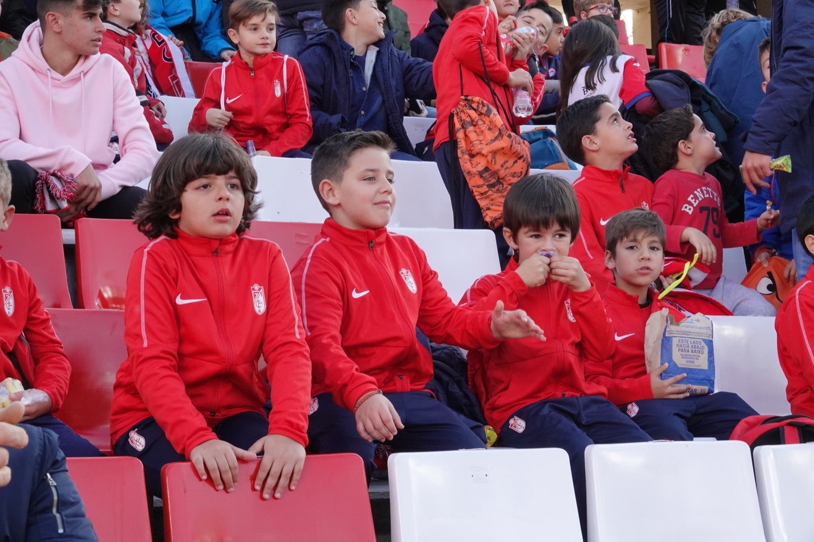 Echamos un vistazo a la grada para recopilar las mejores fotos de la afición. 