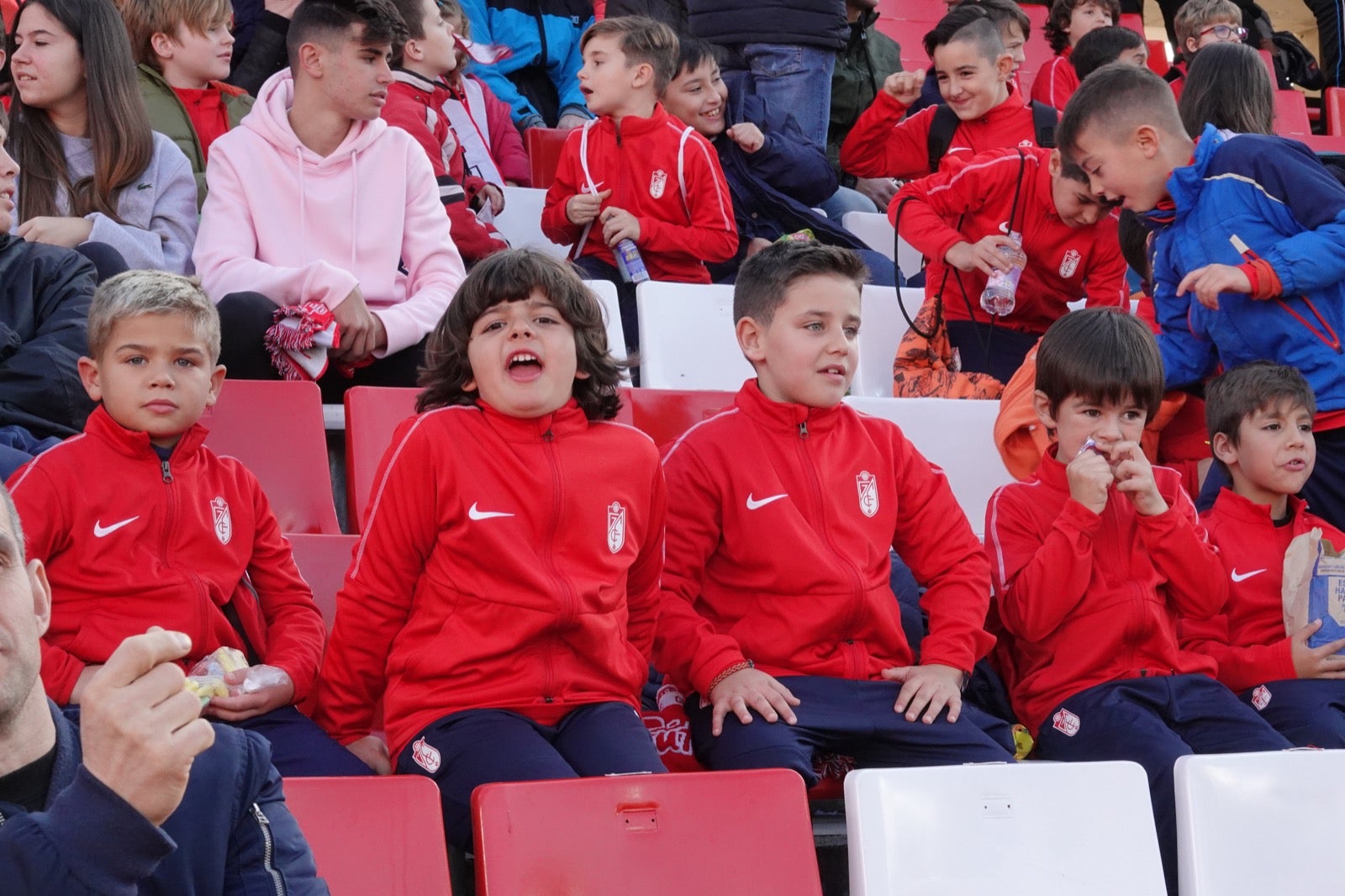 Echamos un vistazo a la grada para recopilar las mejores fotos de la afición. 