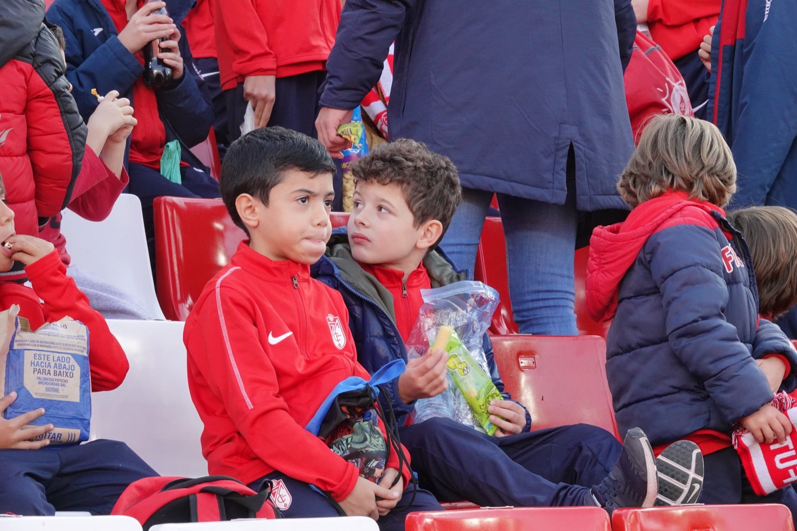 Echamos un vistazo a la grada para recopilar las mejores fotos de la afición. 