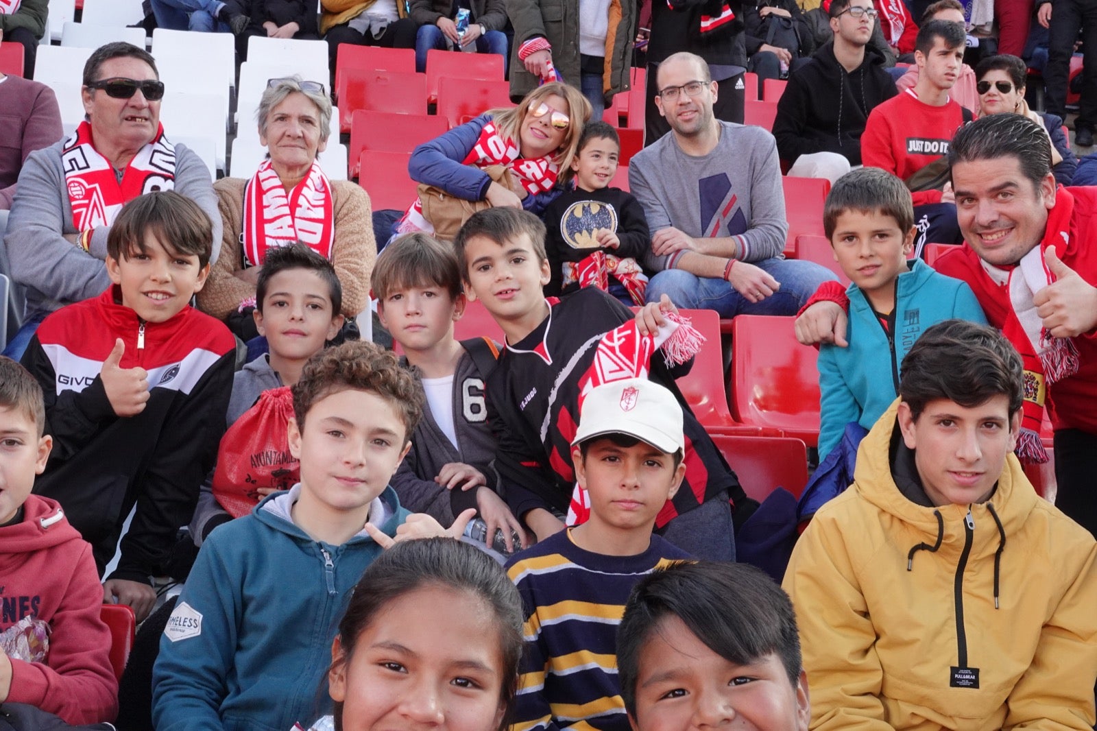 Echamos un vistazo a la grada para recopilar las mejores fotos de la afición. 