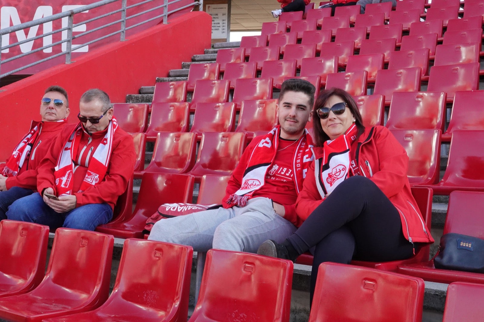 Echamos un vistazo a la grada para recopilar las mejores fotos de la afición. 