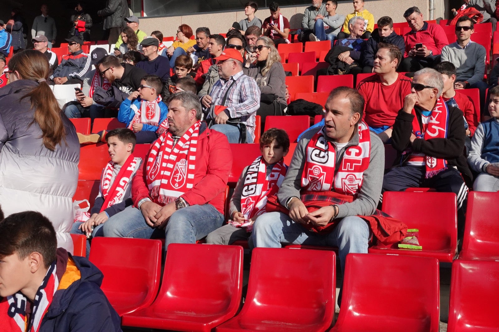 Echamos un vistazo a la grada para recopilar las mejores fotos de la afición. 