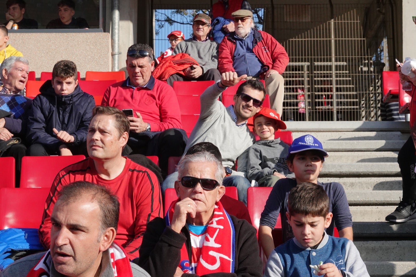 Echamos un vistazo a la grada para recopilar las mejores fotos de la afición. 