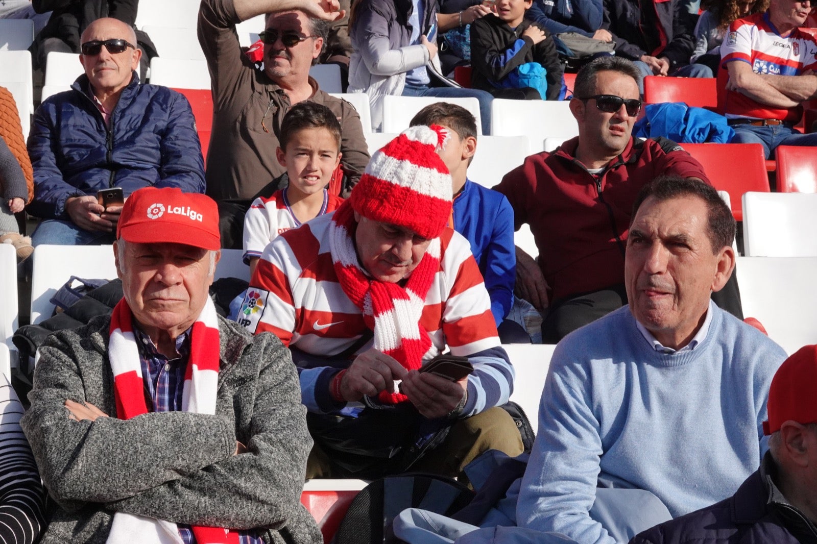 Echamos un vistazo a la grada para recopilar las mejores fotos de la afición. 