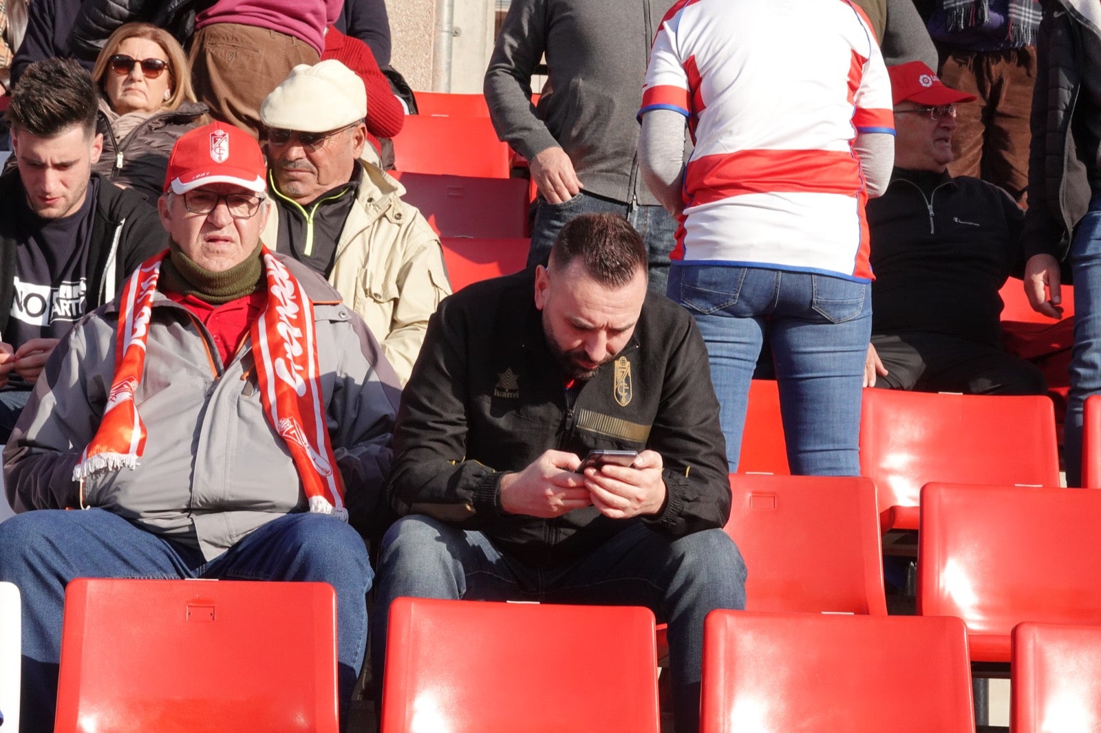 Echamos un vistazo a la grada para recopilar las mejores fotos de la afición. 