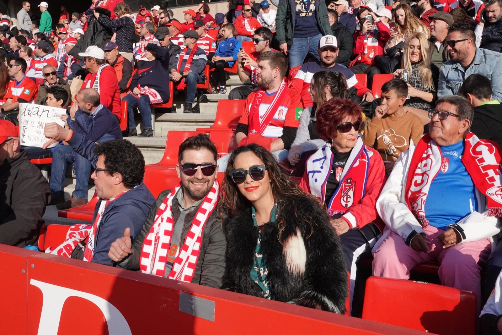 Echamos un vistazo a la grada para recopilar las mejores fotos de la afición. 