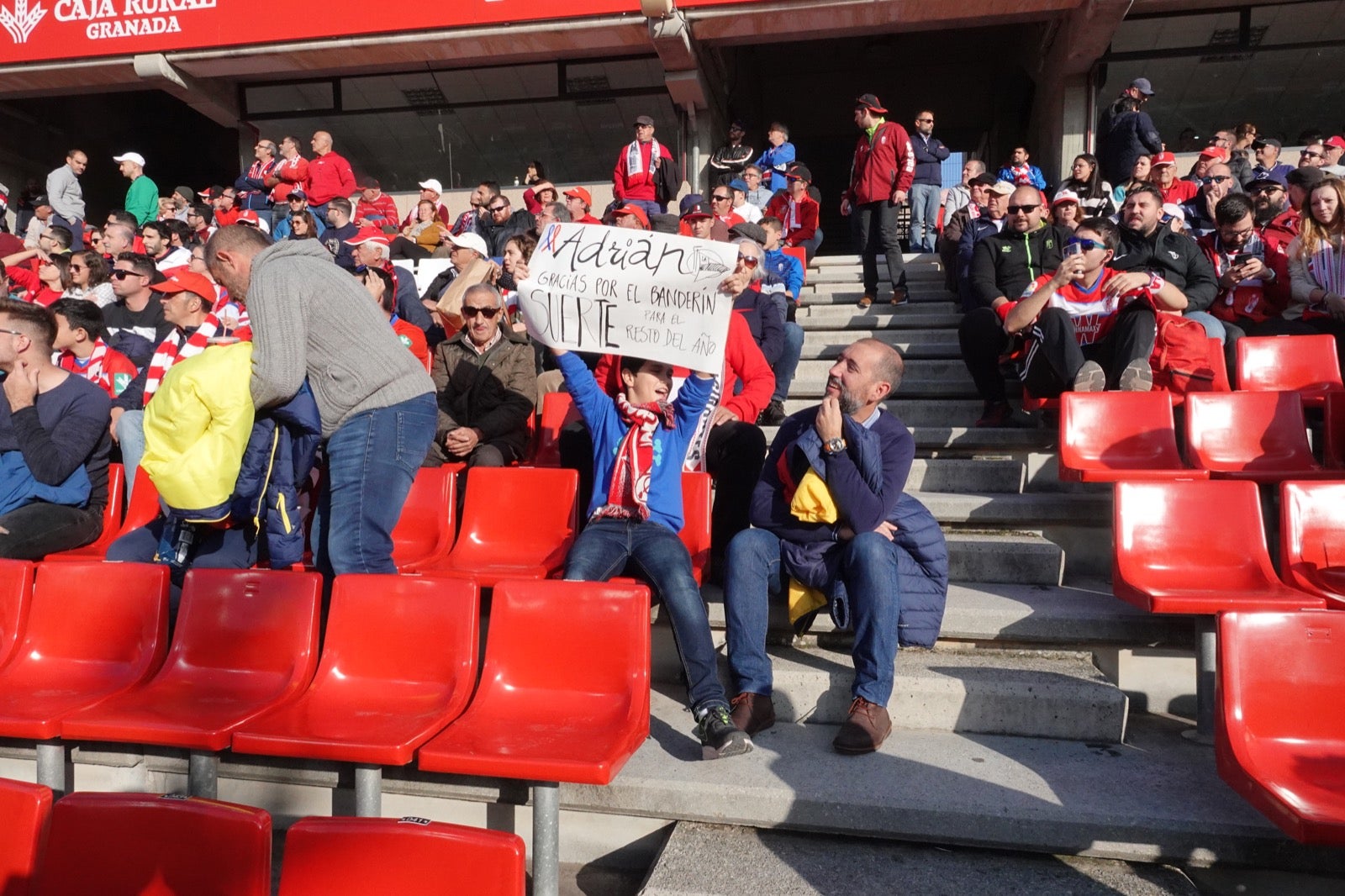 Echamos un vistazo a la grada para recopilar las mejores fotos de la afición. 