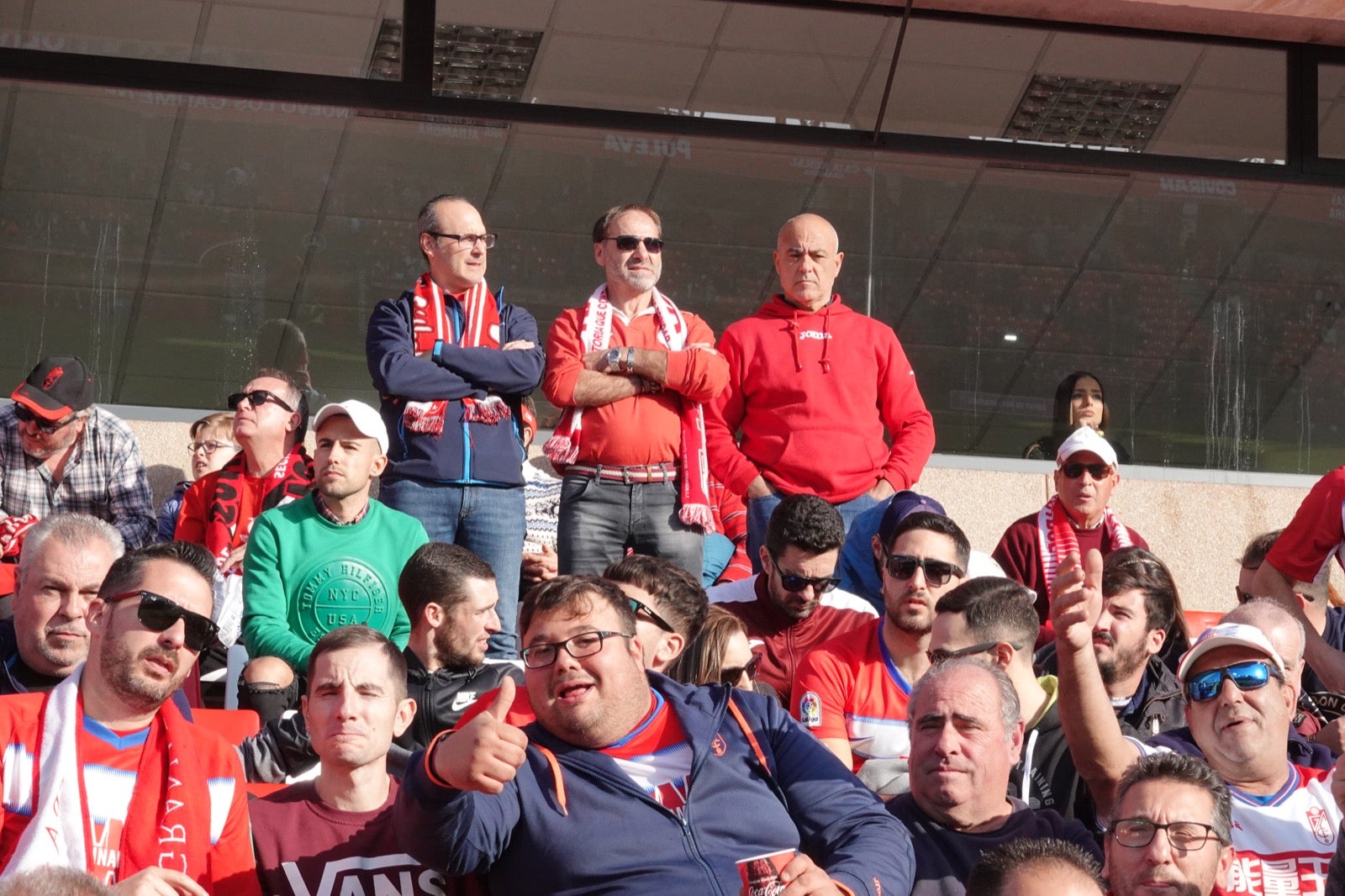 Echamos un vistazo a la grada para recopilar las mejores fotos de la afición. 