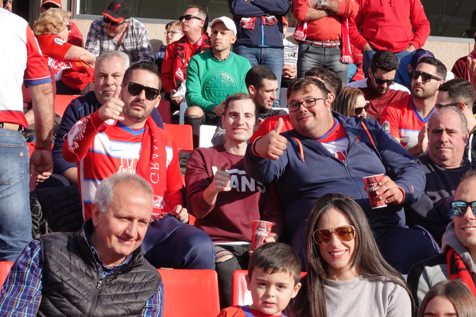 Echamos un vistazo a la grada para recopilar las mejores fotos de la afición. 