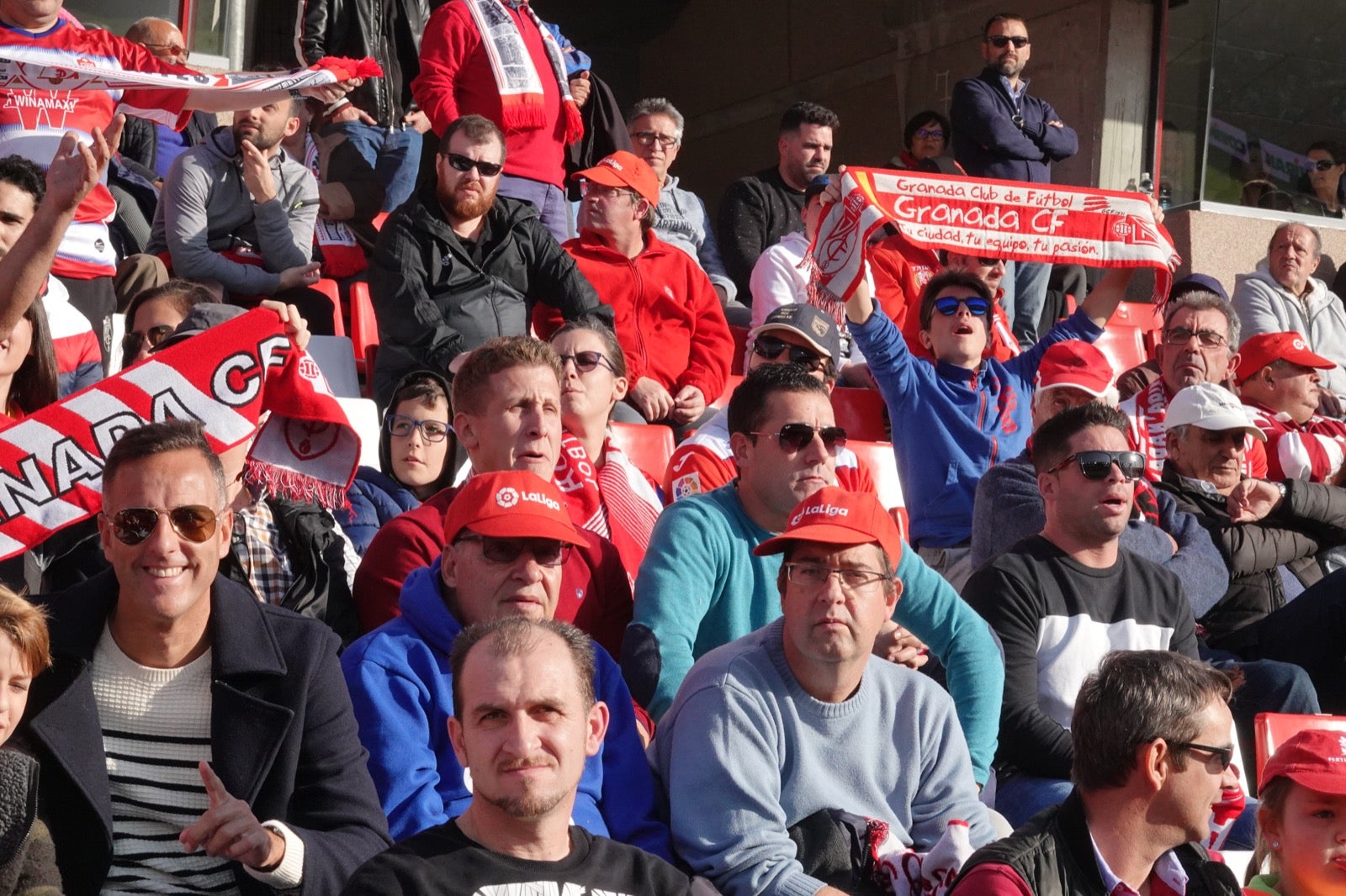 Echamos un vistazo a la grada para recopilar las mejores fotos de la afición. 