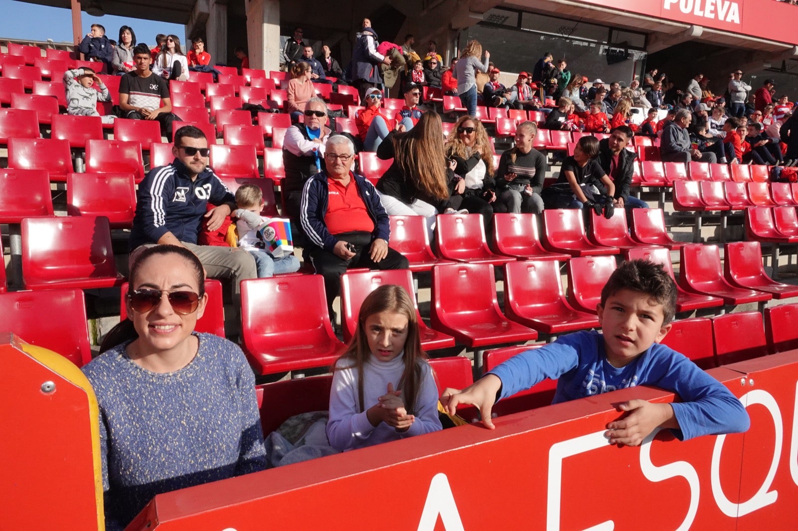 Echamos un vistazo a la grada para recopilar las mejores fotos de la afición. 