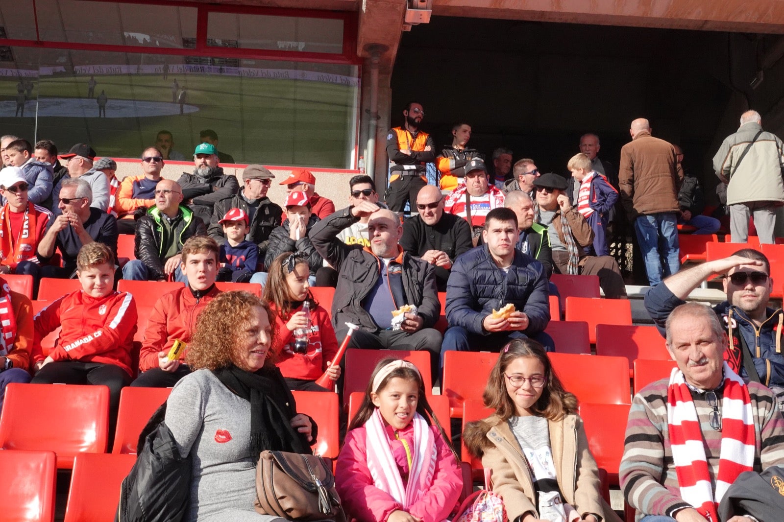 Echamos un vistazo a la grada para recopilar las mejores fotos de la afición. 