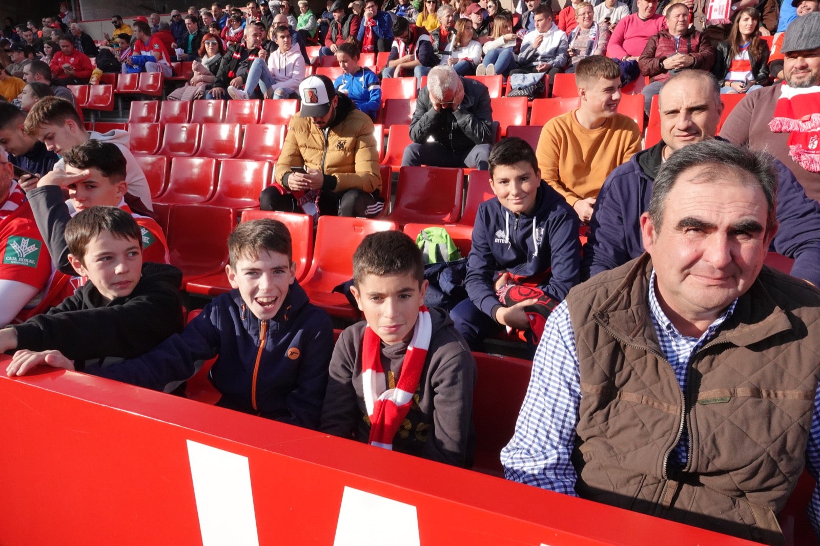 Echamos un vistazo a la grada para recopilar las mejores fotos de la afición. 