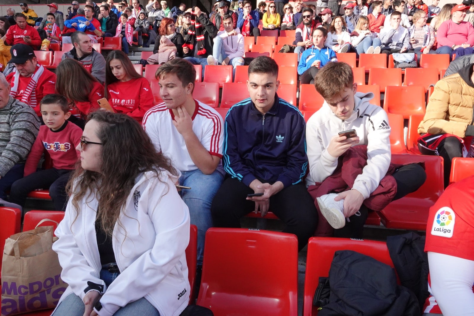 Echamos un vistazo a la grada para recopilar las mejores fotos de la afición. 