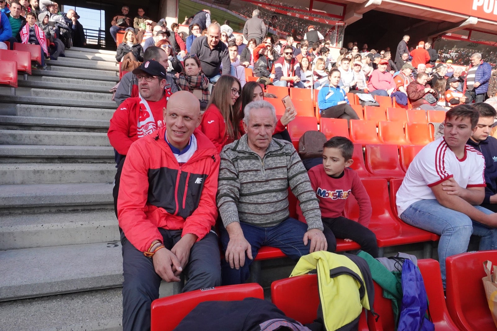 Echamos un vistazo a la grada para recopilar las mejores fotos de la afición. 