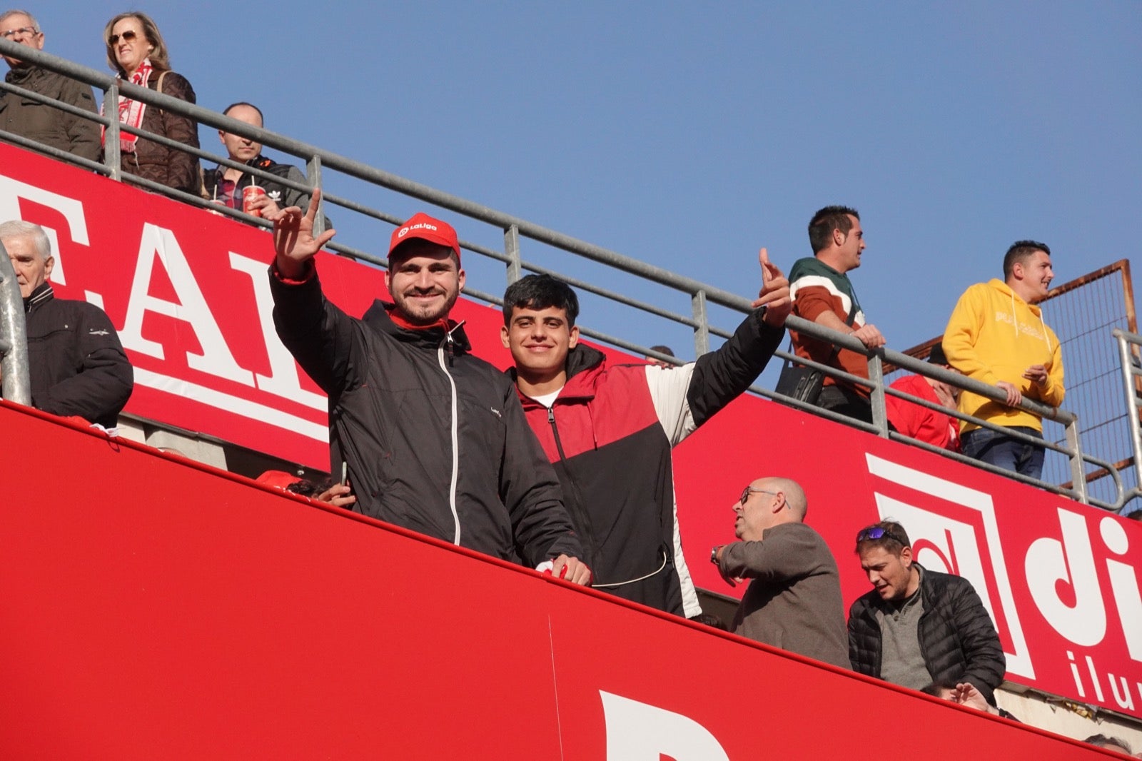 Echamos un vistazo a la grada para recopilar las mejores fotos de la afición. 