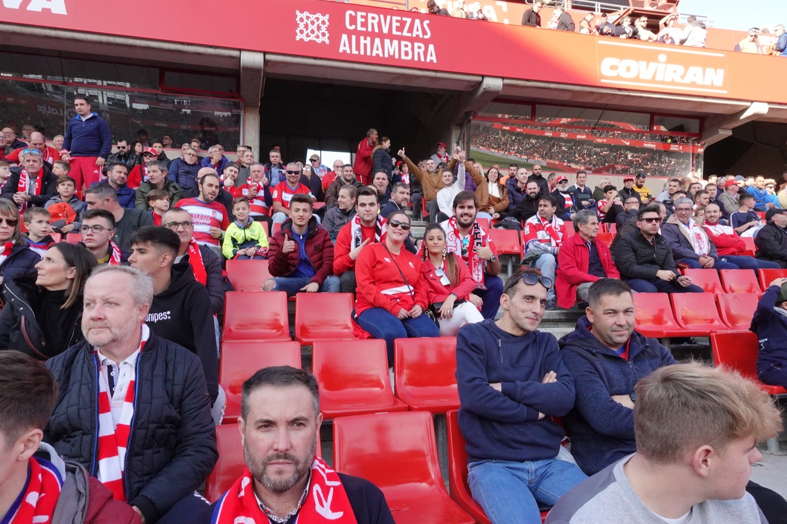 Echamos un vistazo a la grada para recopilar las mejores fotos de la afición. 