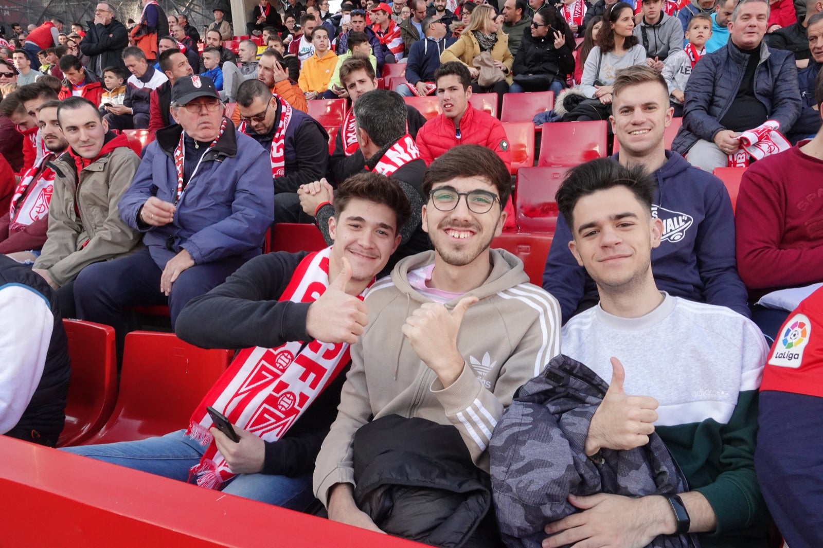 Echamos un vistazo a la grada para recopilar las mejores fotos de la afición. 