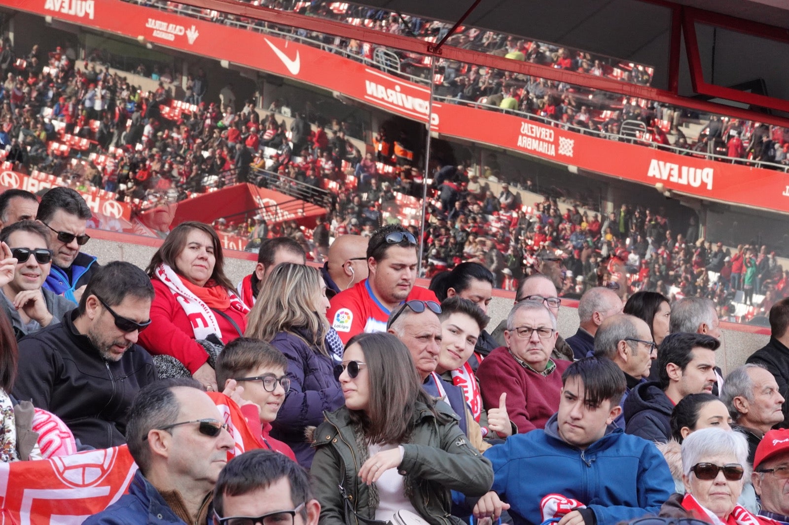 Echamos un vistazo a la grada para recopilar las mejores fotos de la afición. 