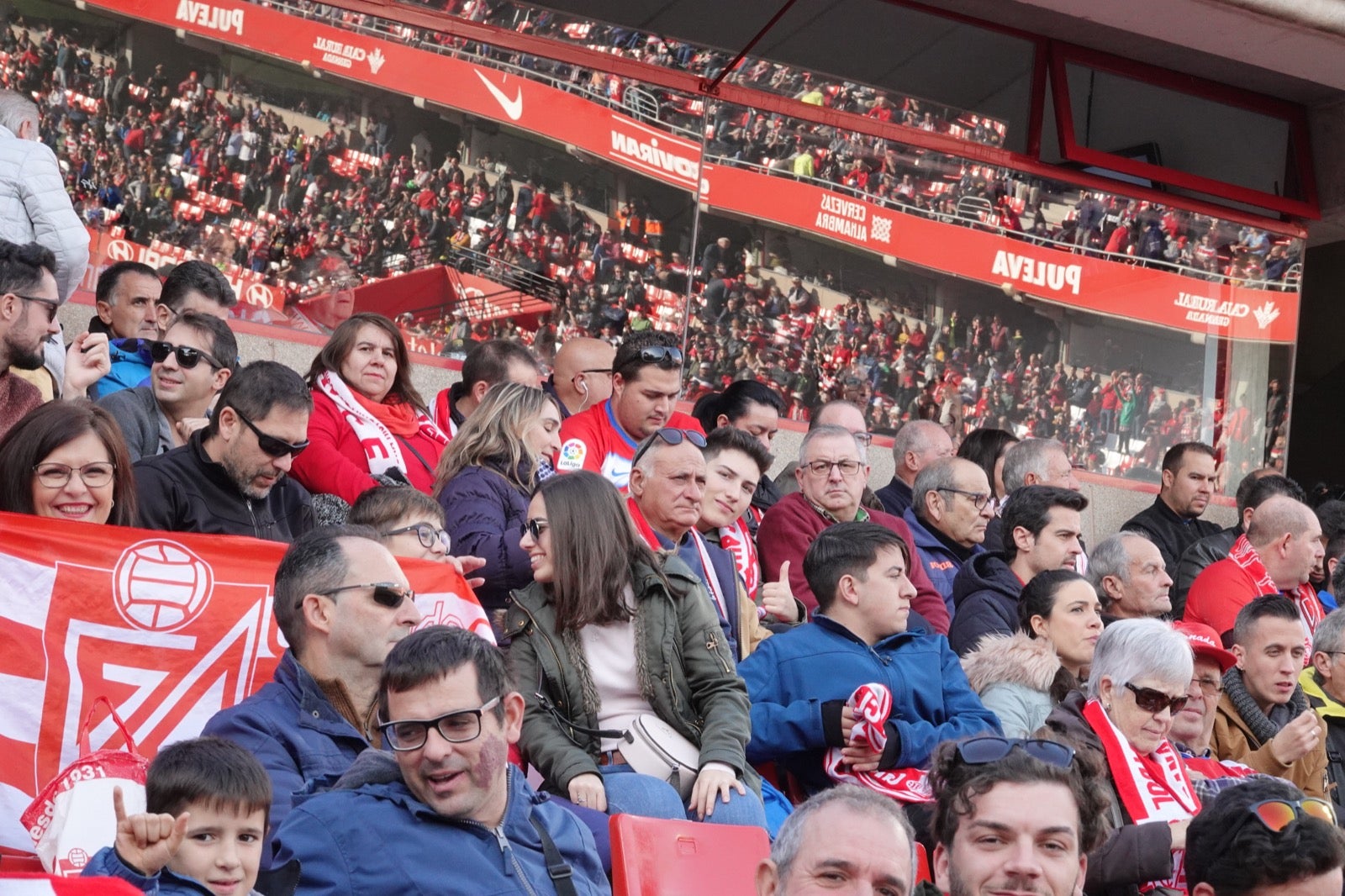 Echamos un vistazo a la grada para recopilar las mejores fotos de la afición. 