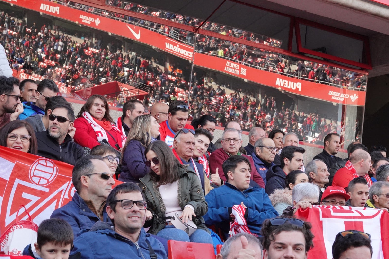 Echamos un vistazo a la grada para recopilar las mejores fotos de la afición. 