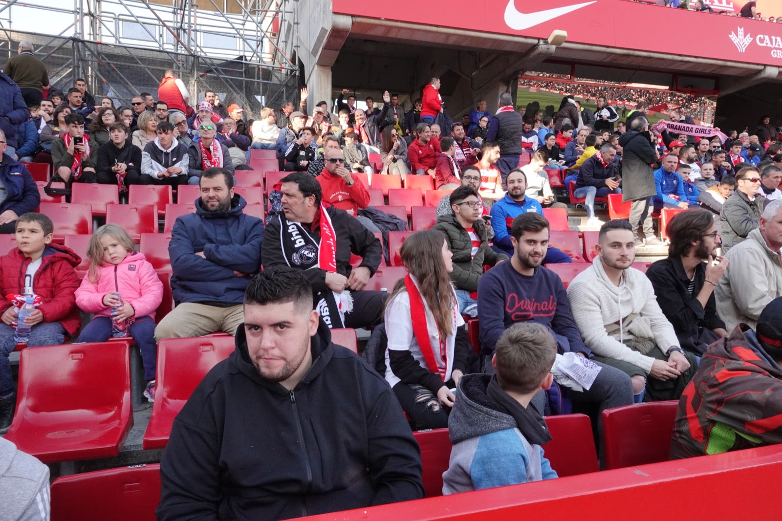 Echamos un vistazo a la grada para recopilar las mejores fotos de la afición. 