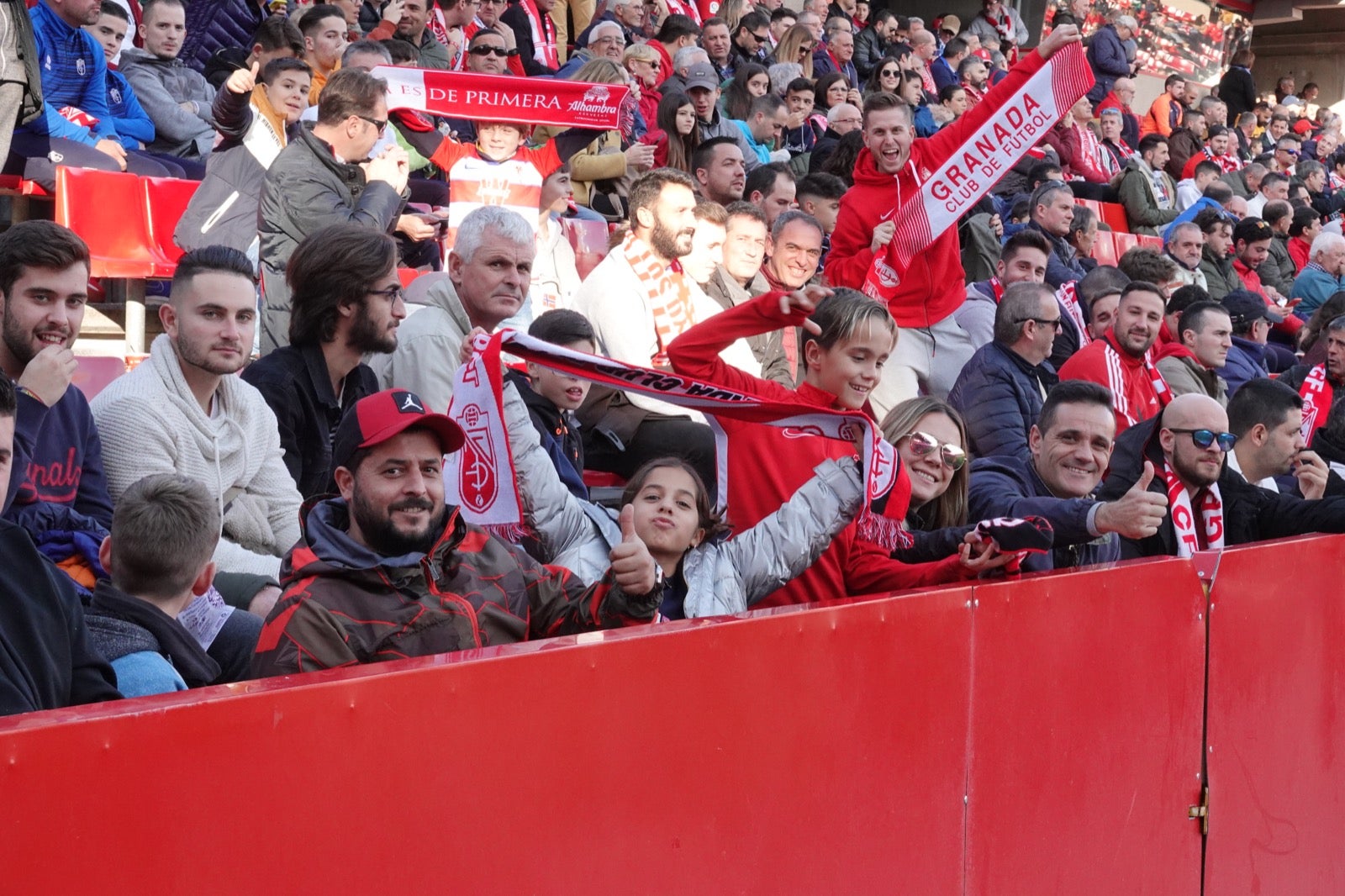 Echamos un vistazo a la grada para recopilar las mejores fotos de la afición. 