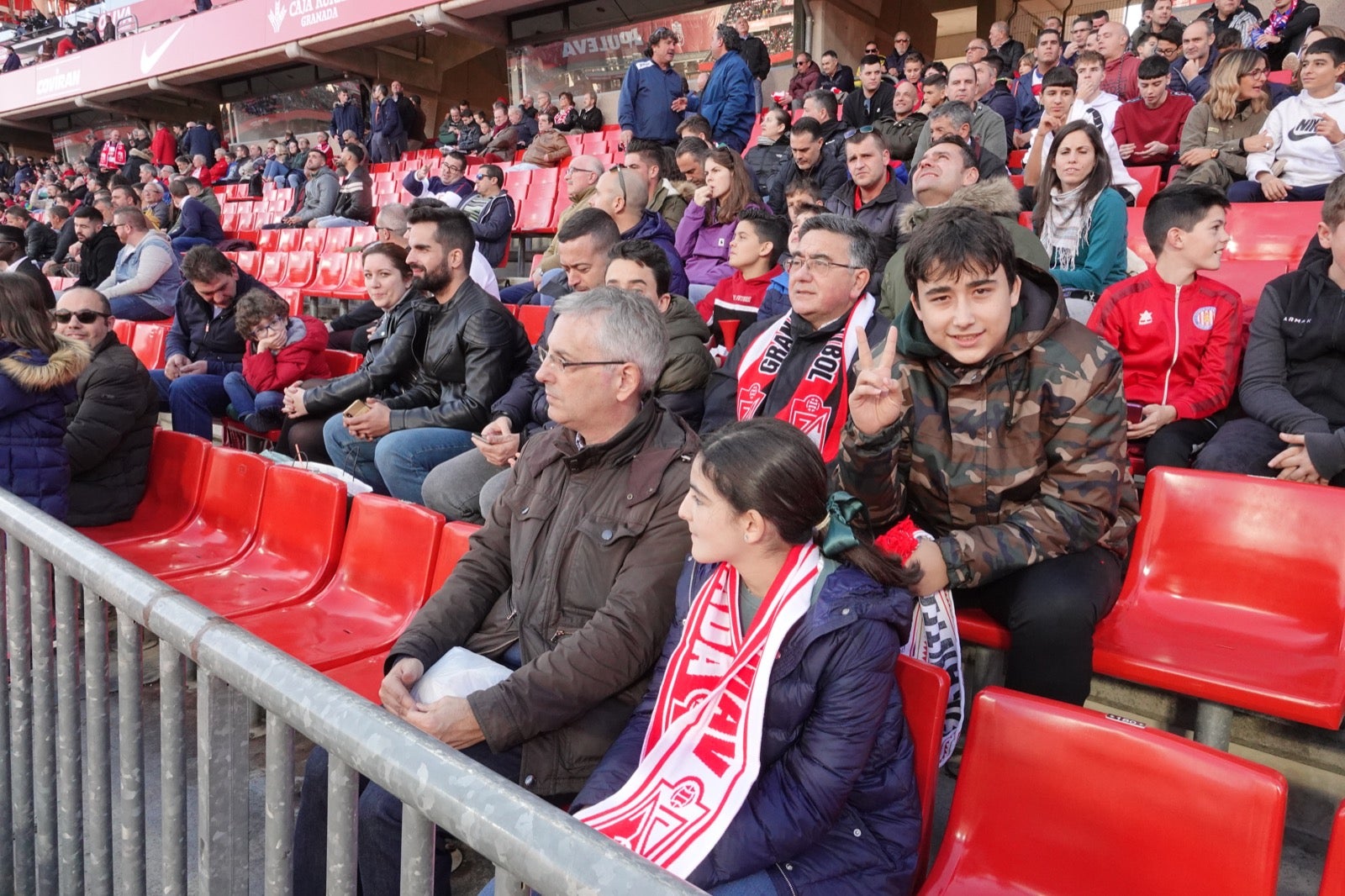 Echamos un vistazo a la grada para recopilar las mejores fotos de la afición. 