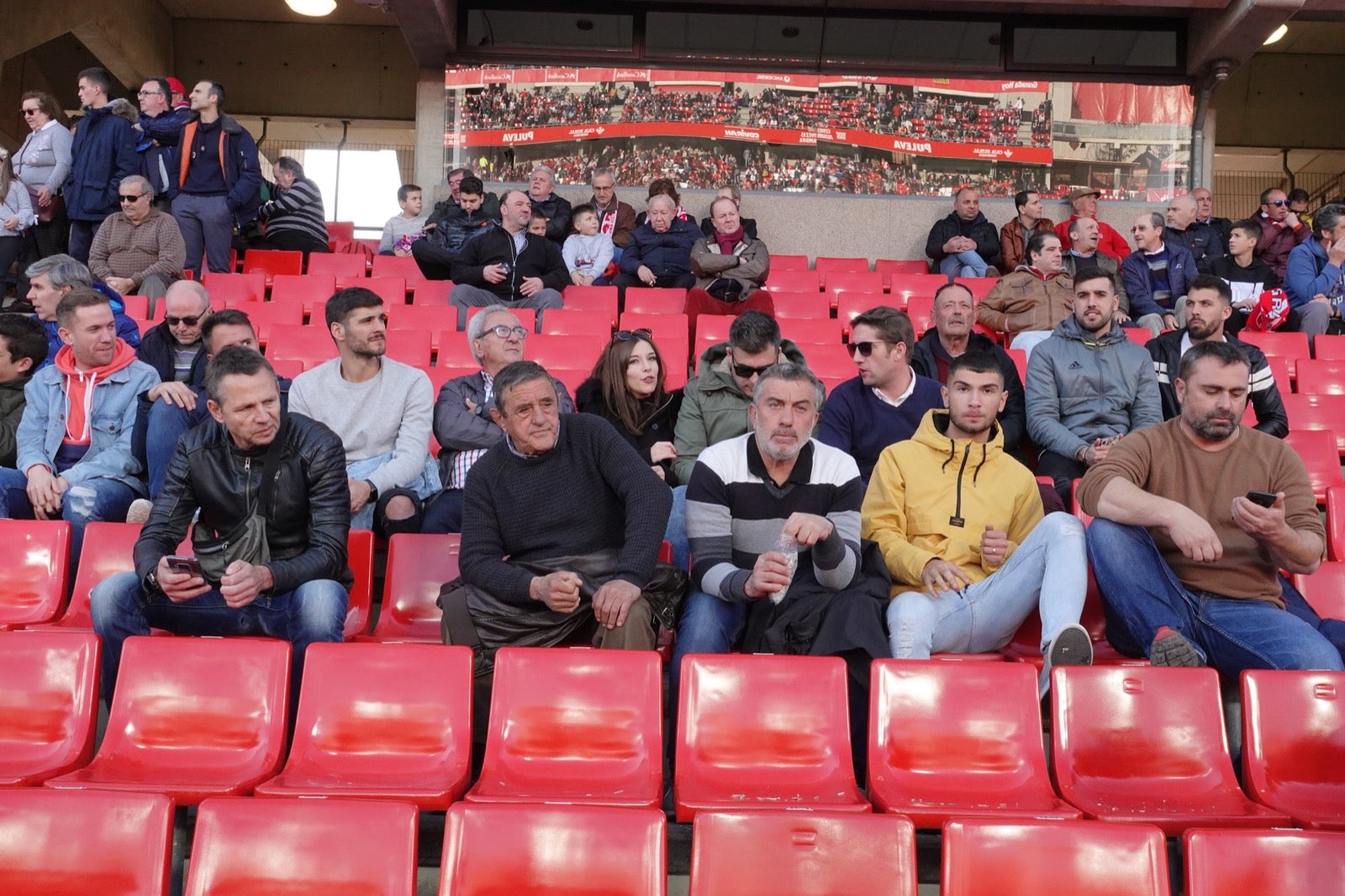 Echamos un vistazo a la grada para recopilar las mejores fotos de la afición. 