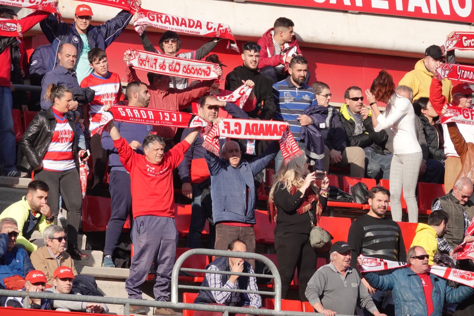 Echamos un vistazo a la grada para recopilar las mejores fotos de la afición. 