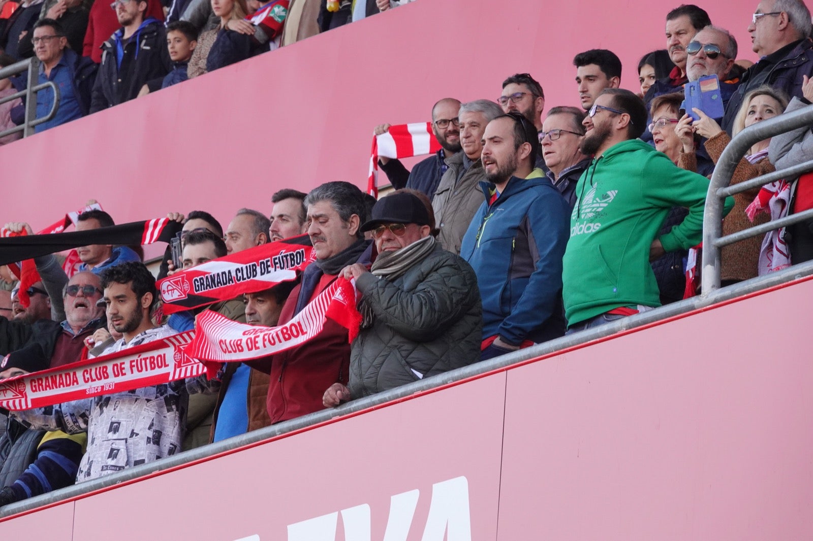 Echamos un vistazo a la grada para recopilar las mejores fotos de la afición. 