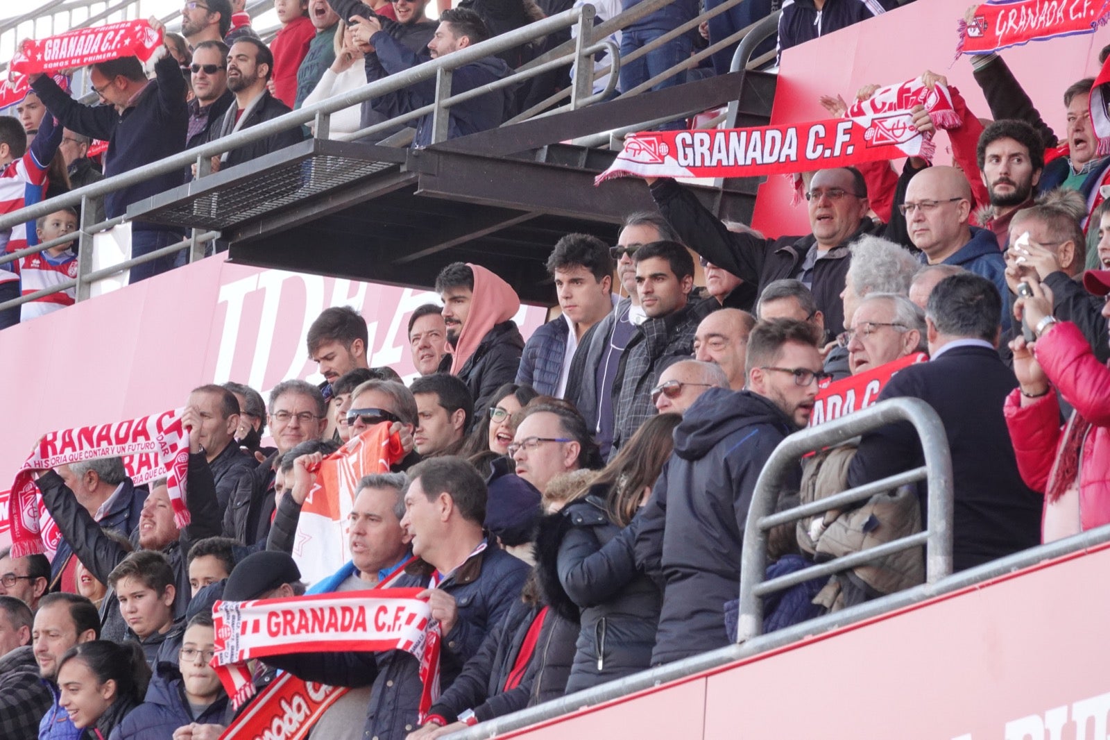 Echamos un vistazo a la grada para recopilar las mejores fotos de la afición. 