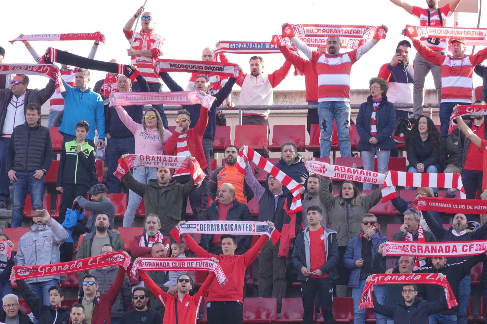 Echamos un vistazo a la grada para recopilar las mejores fotos de la afición. 