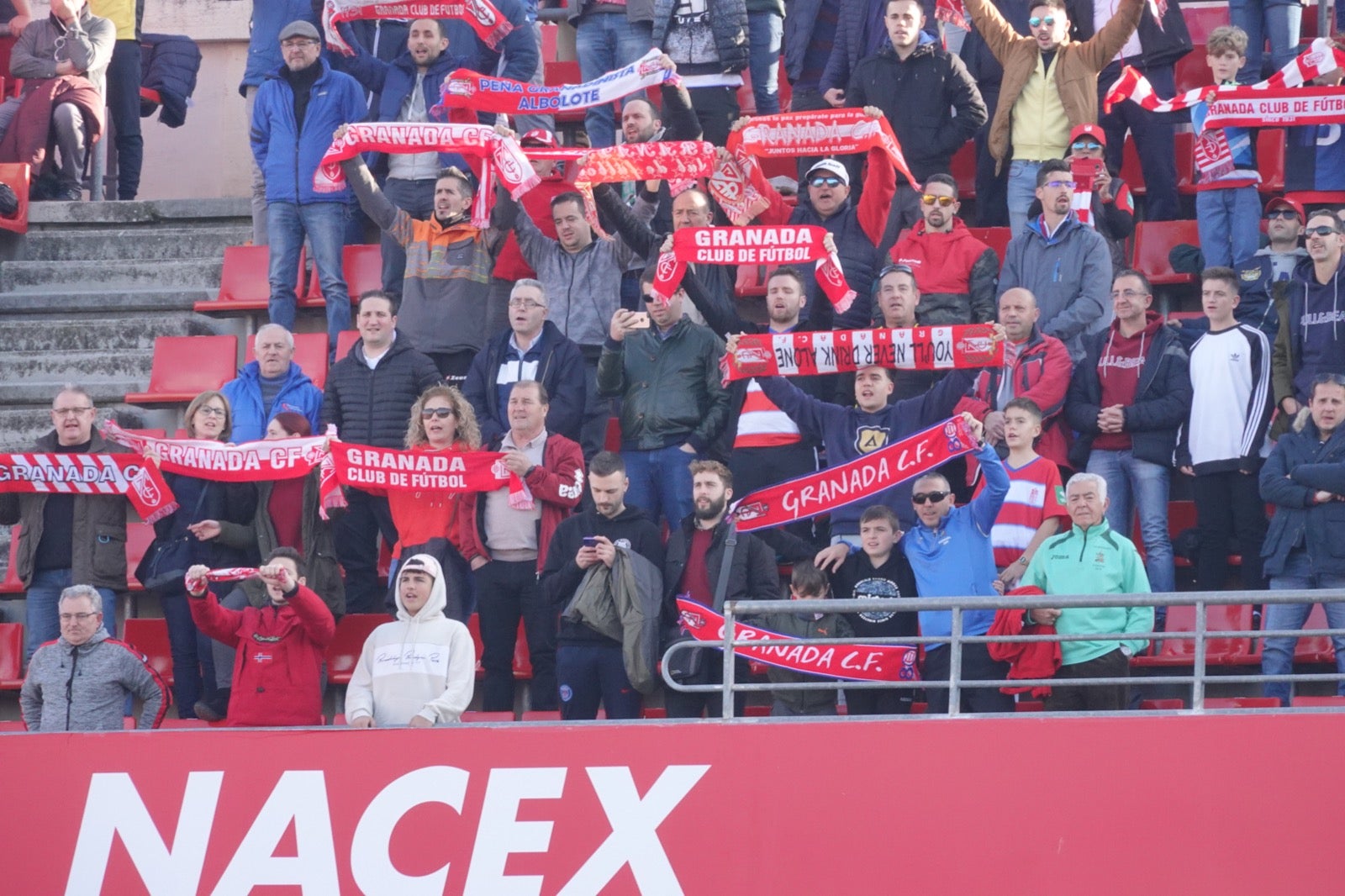 Echamos un vistazo a la grada para recopilar las mejores fotos de la afición. 