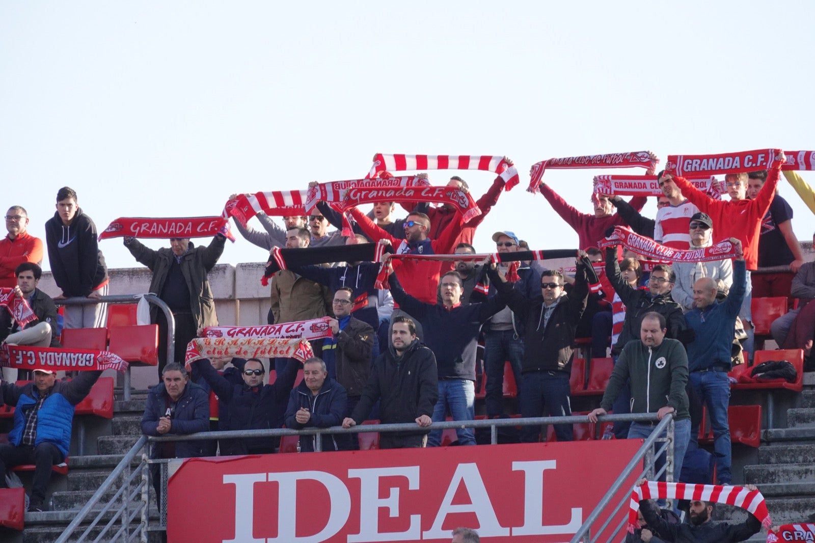 Echamos un vistazo a la grada para recopilar las mejores fotos de la afición. 